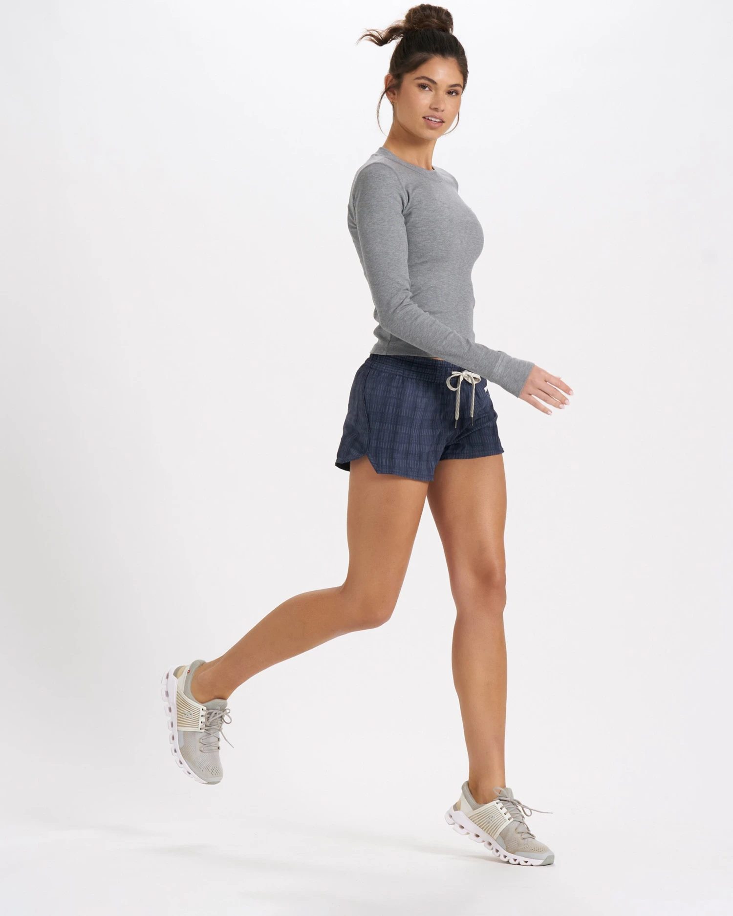 Long-Sleeve Pose Fitted Tee | Medium Heather Grey - Image 5